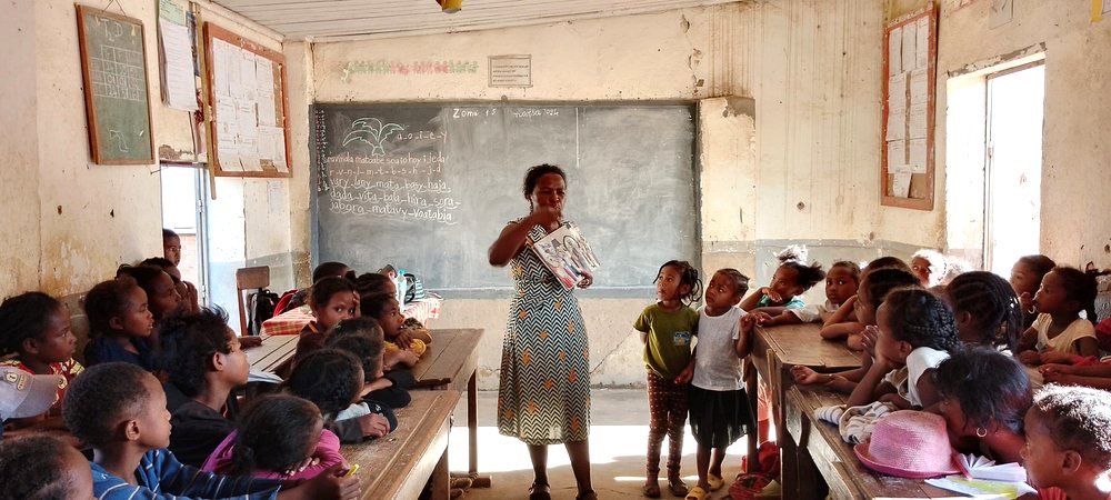 Les enfants attablés en classe