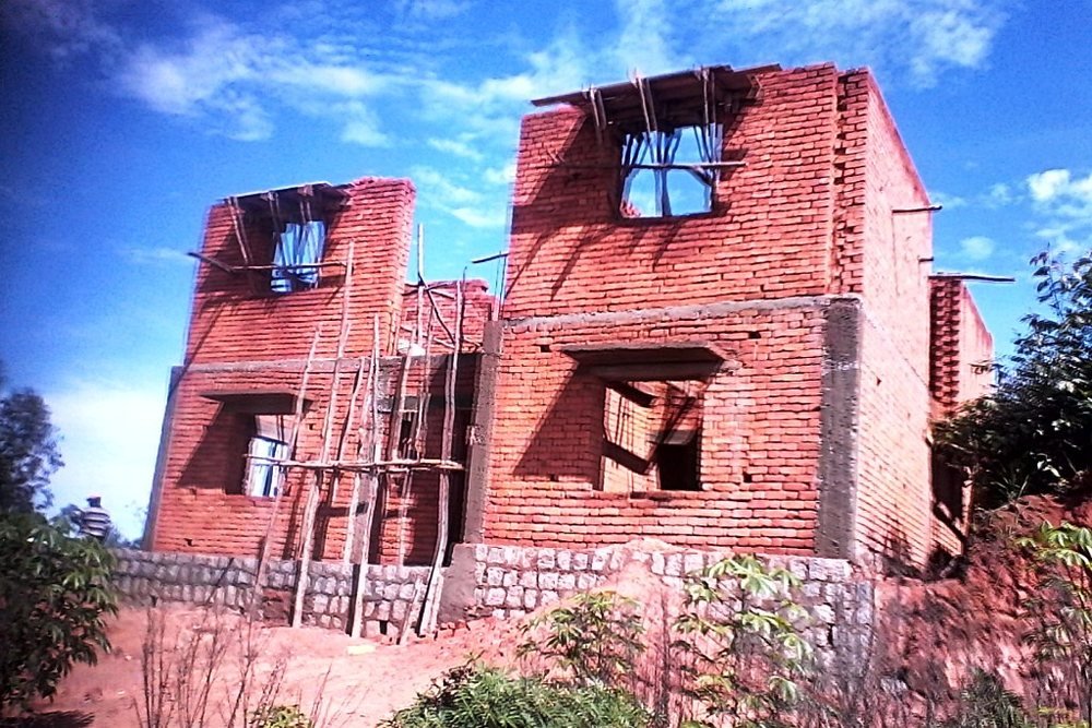 L'orphelinat de Fianarantsoa en briques nues, en construction en 2015