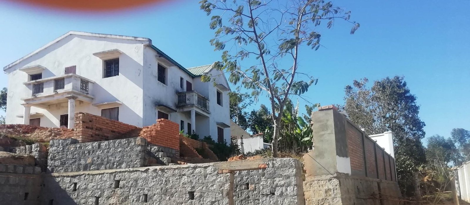 L'orphelinat de Fianarantsoa achevé, protégé par son mur d'enceinte