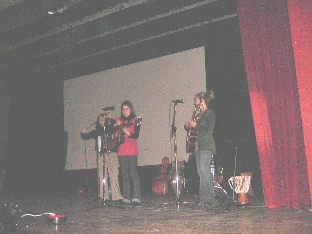 Musiciens sur la scène du foyer culturel