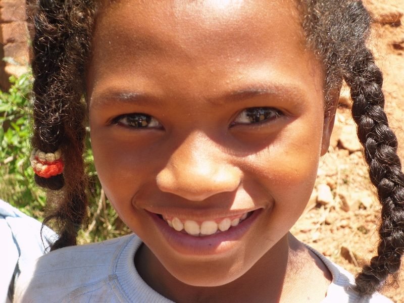 Portrait d'une fillette souriante, photographié en 2009