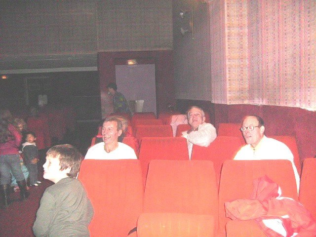 Le public installé dans les fauteuils rouges du foyer culturel