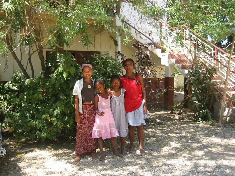 Trois jeunes filles devant le bâtiment de l'orphelinat de Tuléar