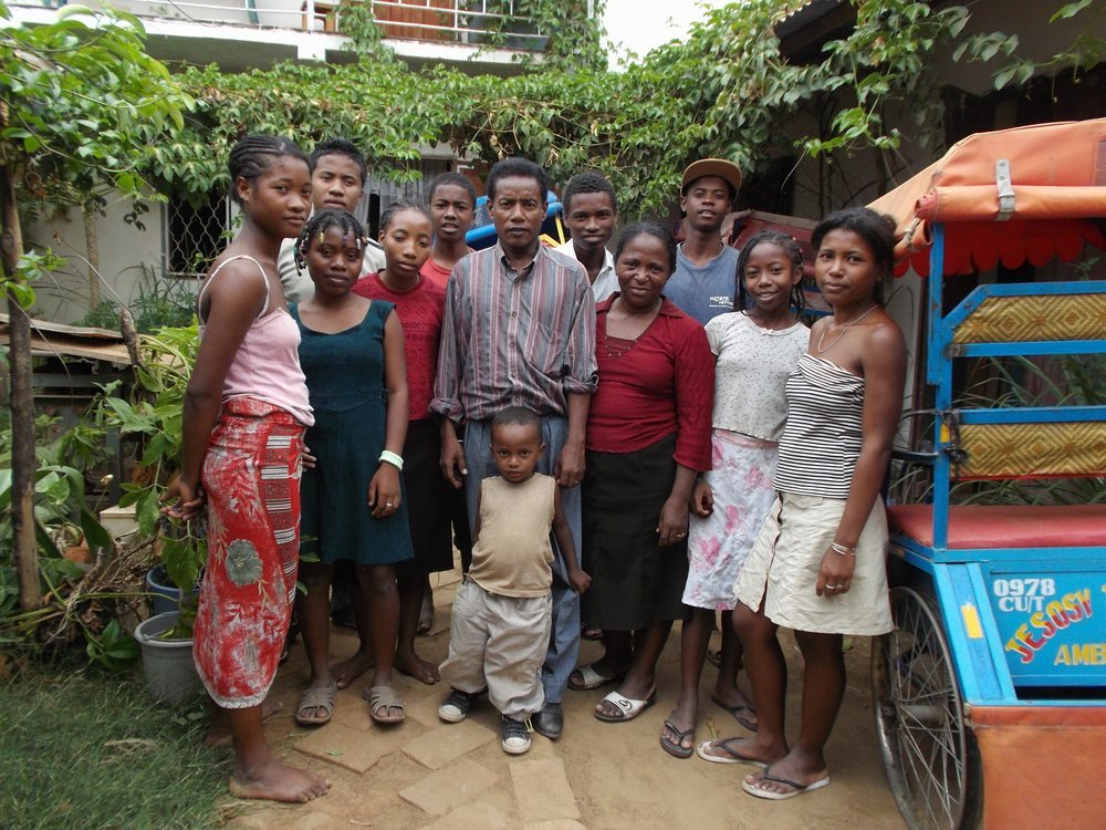 Les enfants et les familles réunis devant l'orphelinat de Tuléar en 2010